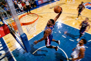 NBA篮球比赛扣篮画面 - 球员飞跃扣篮