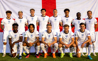 英格兰国家队全家福 - 球员们身穿白色球衣合影