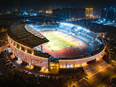 夜晚灯光照射下的专业体育场馆全景